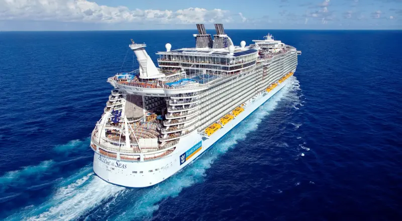 Allure of the Seas açık denizde, kıçtan havadan görünüm