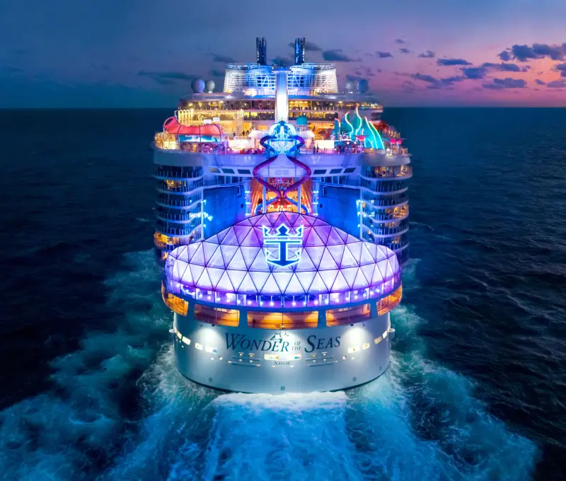 Wonder of the Seas gece, kıçtan görünüm