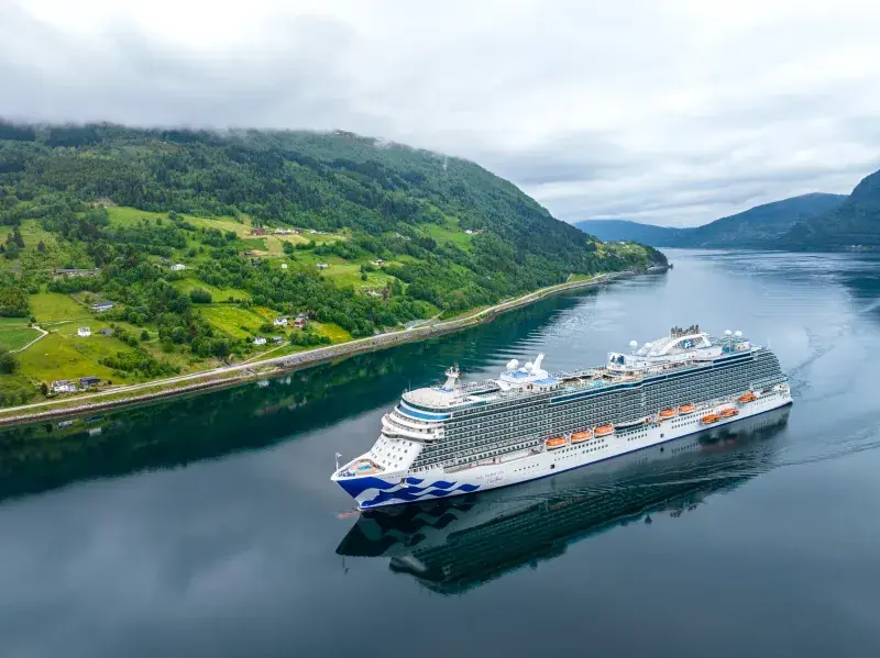 Sky Princess, Norveç'te Olden fiyortunda yeşil yamaçlar önünde