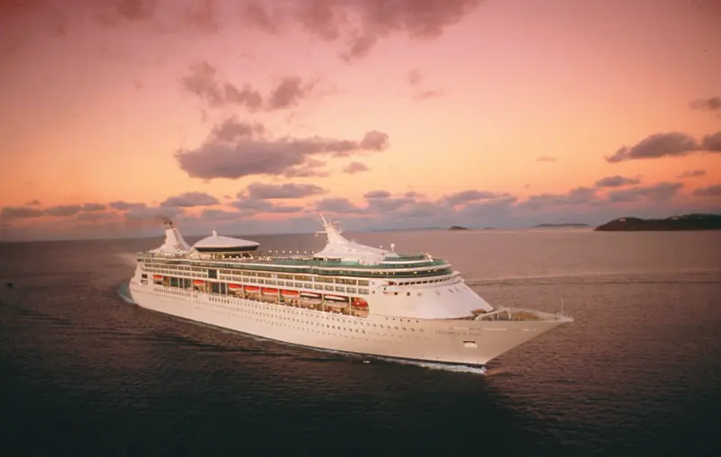 Grandeur of the Seas gün batımında açık denizde