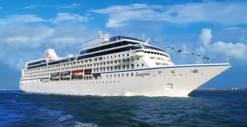 Oceania Insignia bayraklarla süslü, açık denizde seyir hâlinde