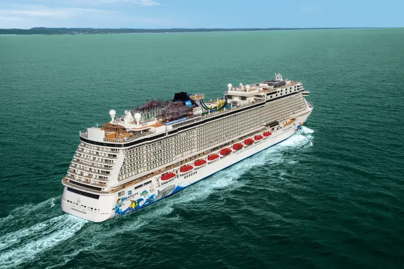 Norwegian Escape'in açık denizde kuşbakışı görünümü; üst güvertede ip parkuru ve su kaydırakları