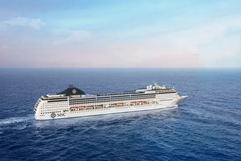 MSC Opera açık denizde seyir halinde, yandan görünüm