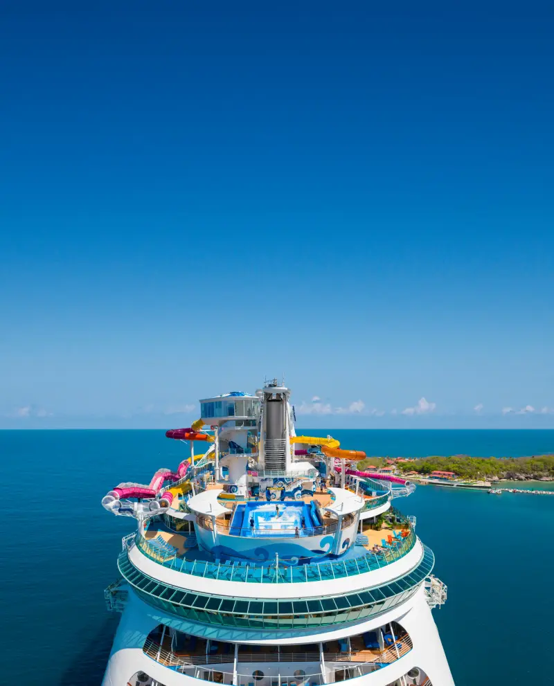 Navigator of the Seas pruvadan görünüm
