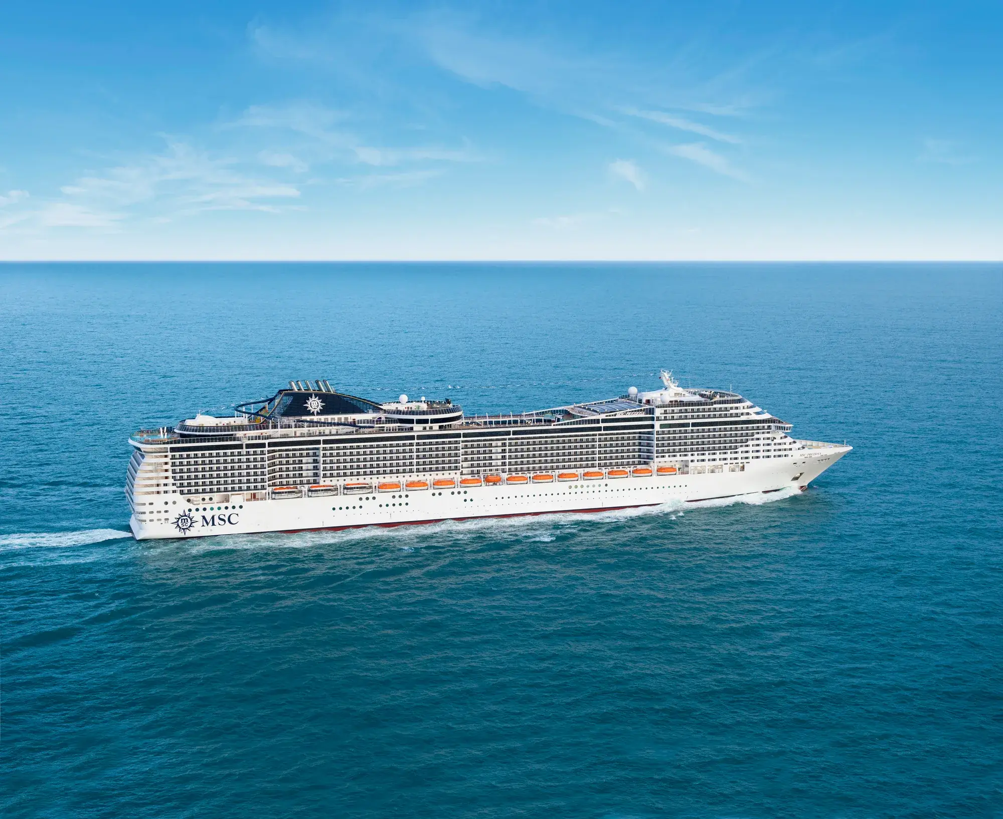 MSC Preziosa açık denizde seyir halinde, yandan görünüm