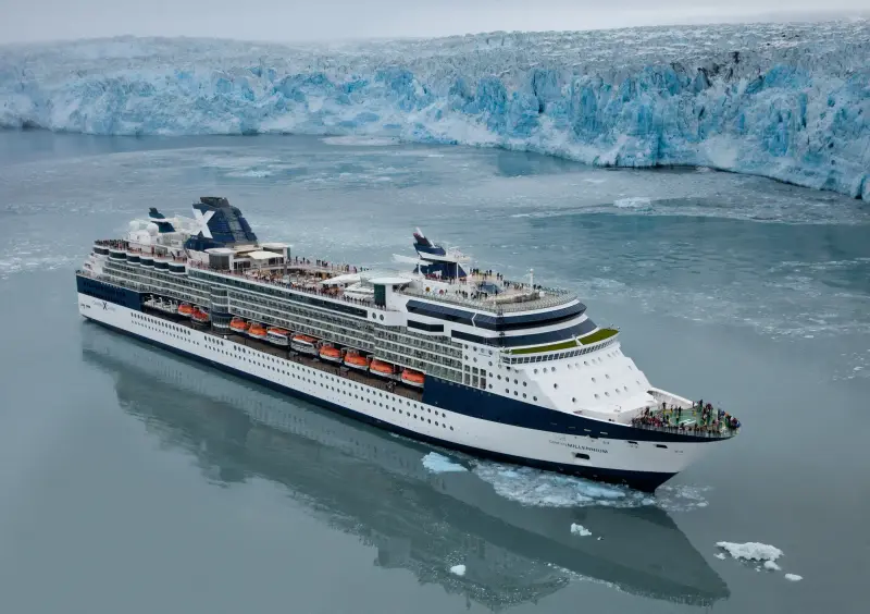 Celebrity Millennium Hubbard Buzulu önünde, havadan görünüm