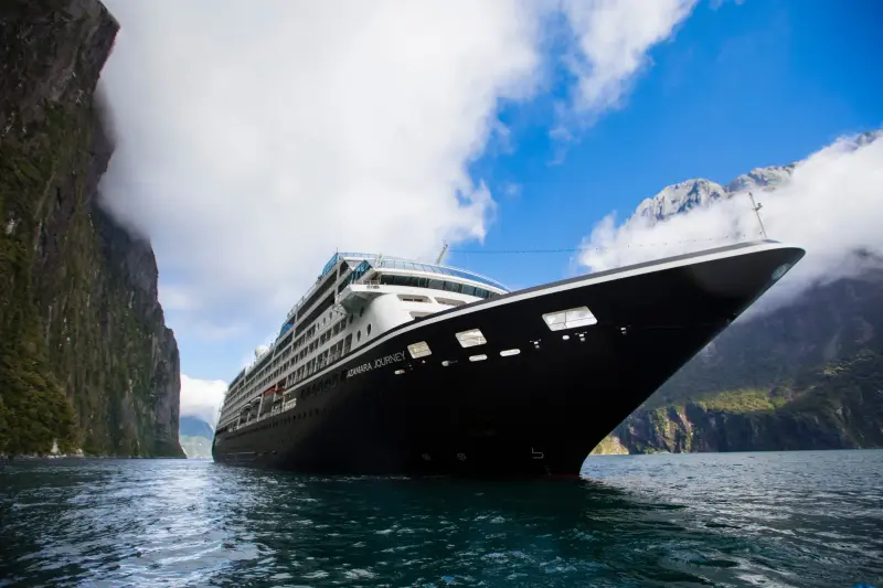 Azamara Journey Milford Sound'da, pruvadan yakın görünüm