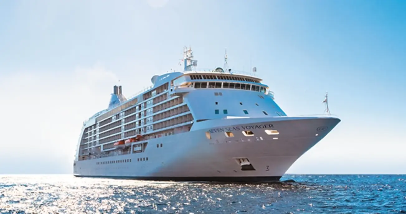 Seven Seas Voyager açık denizde seyir hâlinde