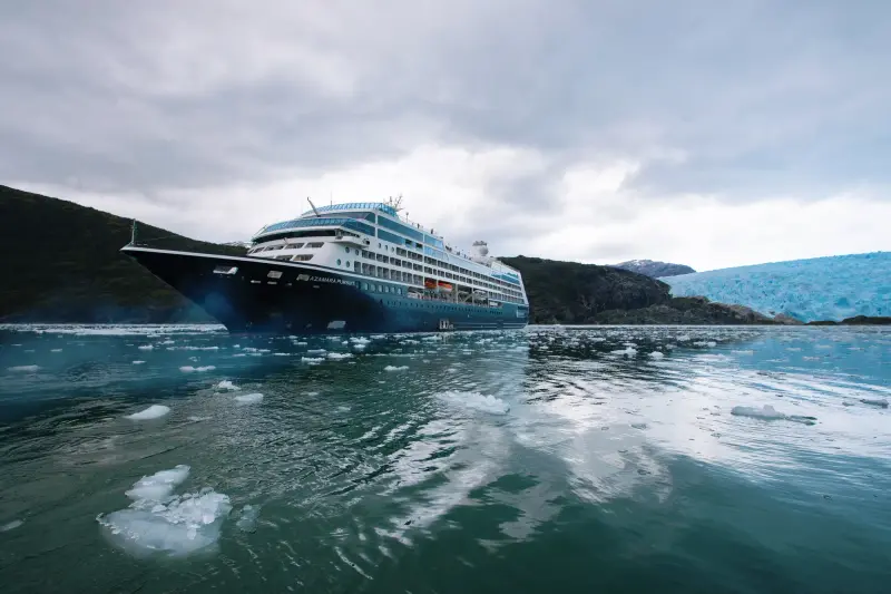 Azamara Pursuit Şili fiyortlarında El Brujo Buzulu yakınında