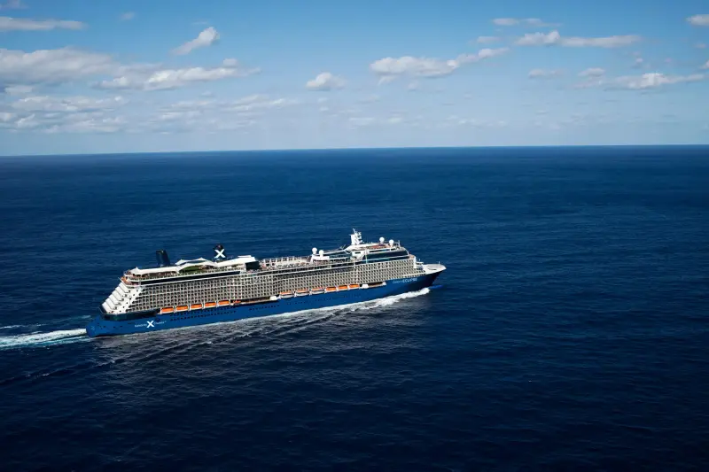 Celebrity Eclipse açık denizde, uzaktan görünüm