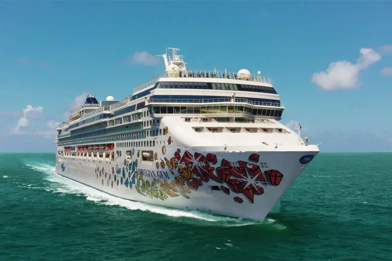 Norwegian Gem'in açık denizde dış görünümü; mücevher desenli gövde