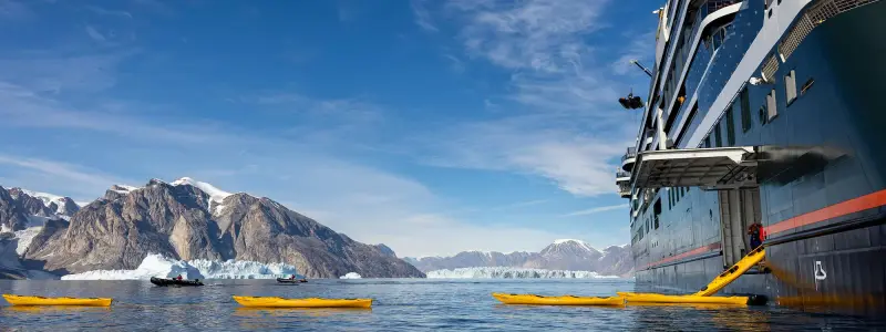 Seabourn Venture'ın yanında buzullar arasında kano turu