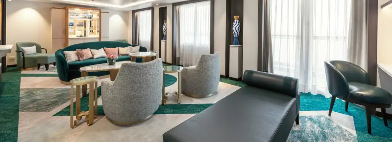Queen Anne'de Queens Grill Suite oturma alanı