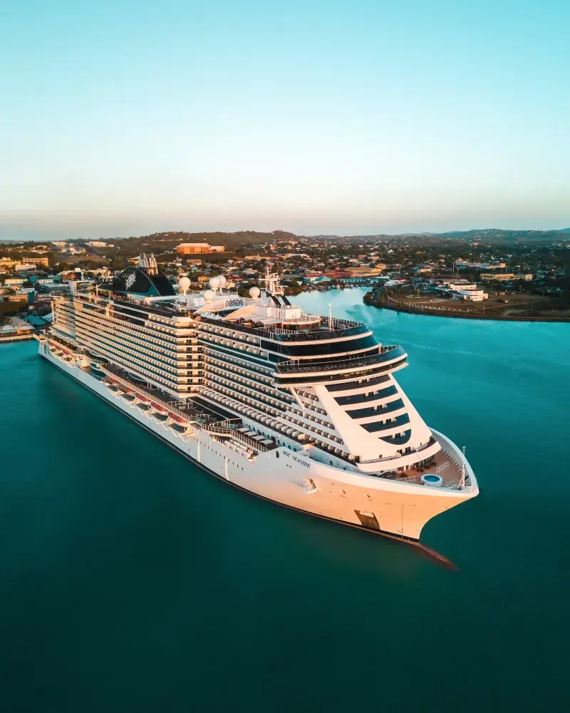 MSC Seaside gün batımında limanda, pruvadan havadan görünüm