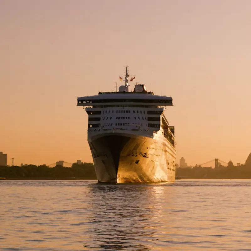 Queen Mary 2 gün batımında New York'a yaklaşırken