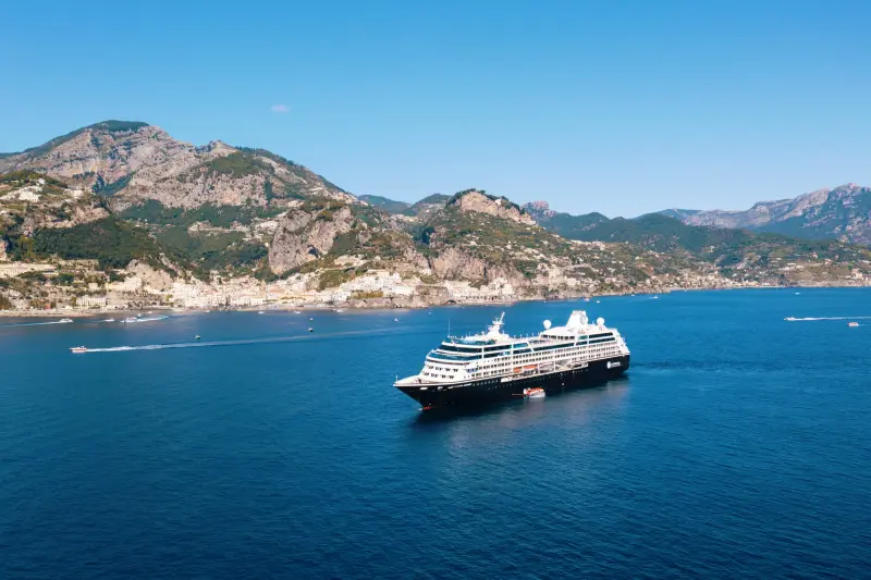 Azamara Journey Amalfi Kıyısı açıklarında, havadan görünüm