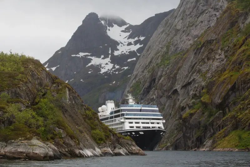 Azamara Journey Trollfjord'un dar geçidinde