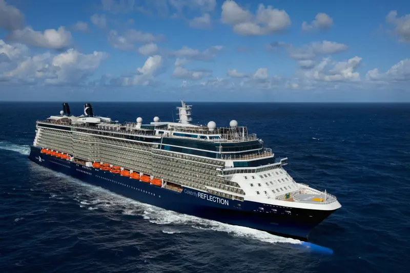 Celebrity Reflection açık denizde seyir hâlinde