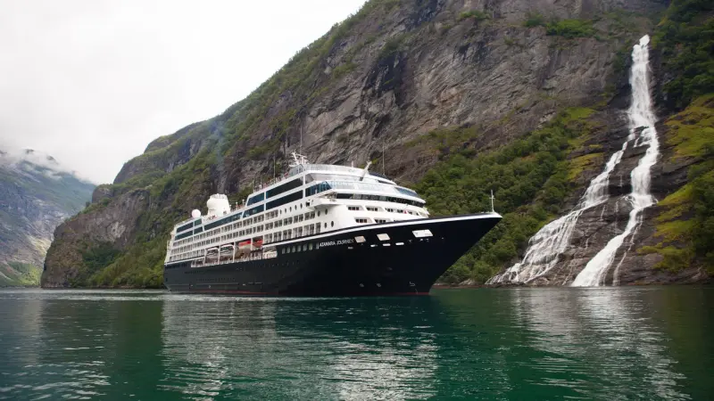 Azamara Journey Norveç fiyortlarında şelalelerin önünde