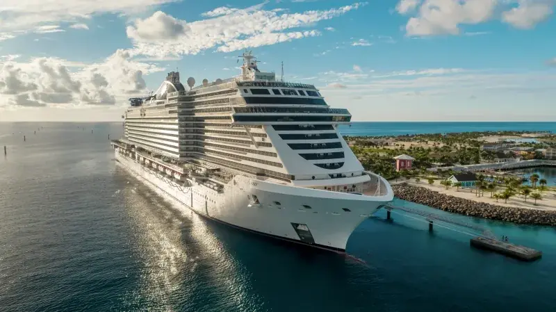 MSC Seashore palmiyeli bir adanın iskelesine yanaşmış, pruvadan görünüm