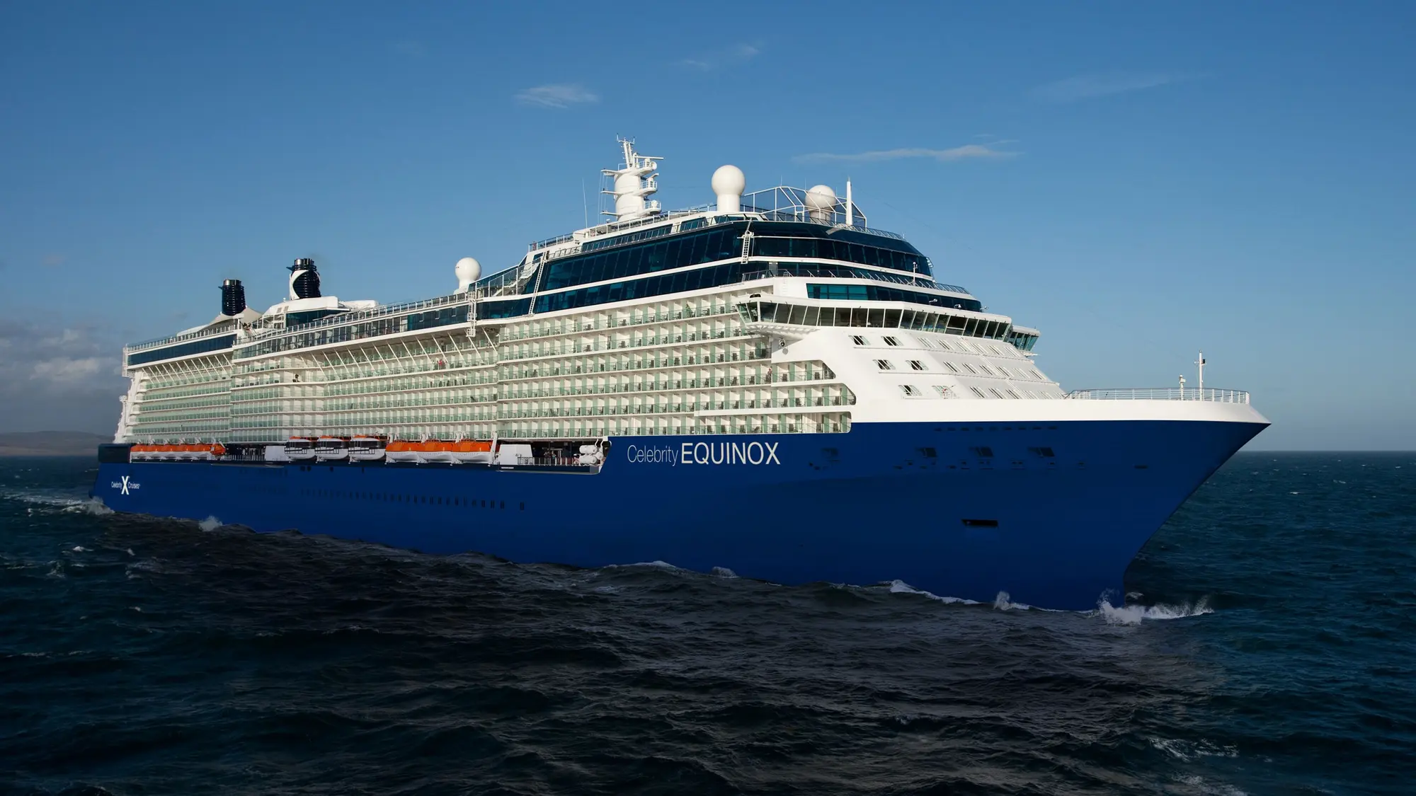 Celebrity Equinox açık denizde seyir hâlinde