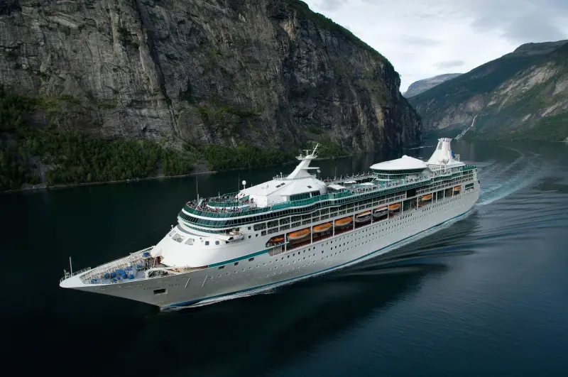 Vision of the Seas fiyortta, yakın havadan görünüm