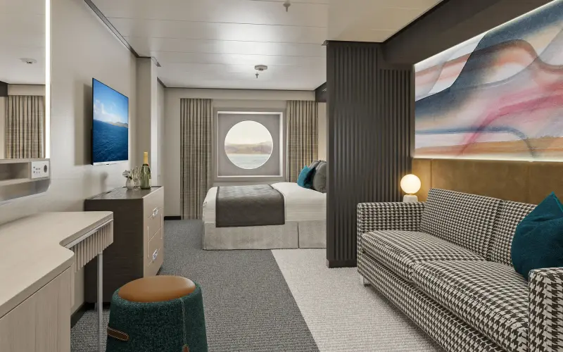 Norwegian Aqua, Norwegian Aura ve Norwegian Bella'da dış kabin (O4, OA); yuvarlak pencere, yatak ve kanepe