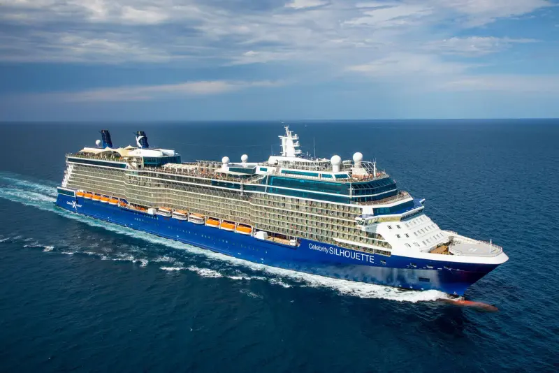 Celebrity Silhouette açık denizde seyir hâlinde