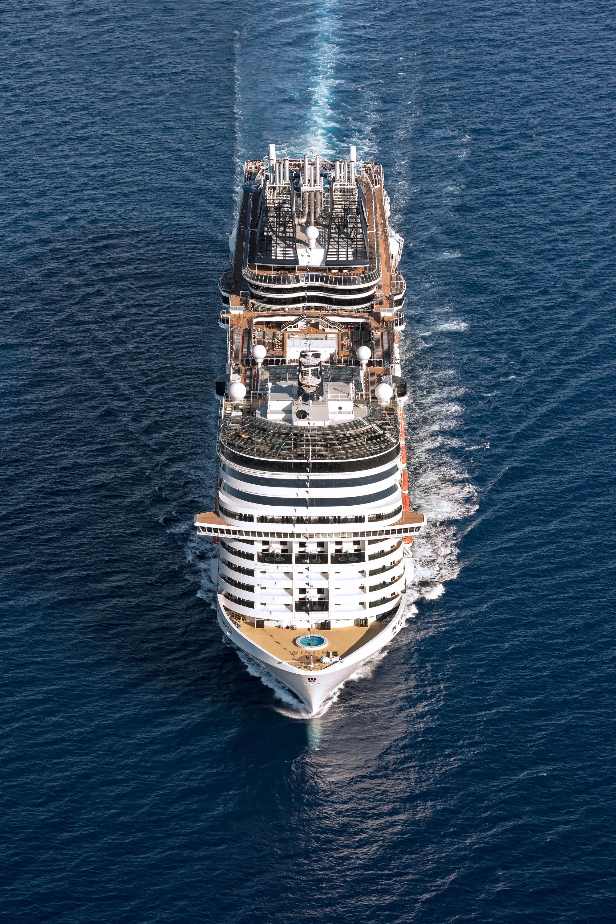 MSC Meraviglia açık denizde, tepeden görünüm