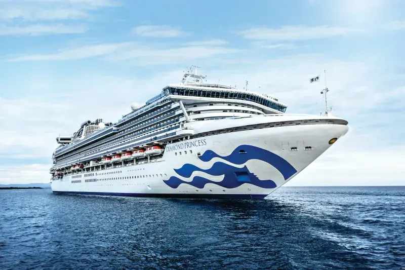 Diamond Princess'in açık denizde önden görünümü; pruvada Princess deniz kızı logosu