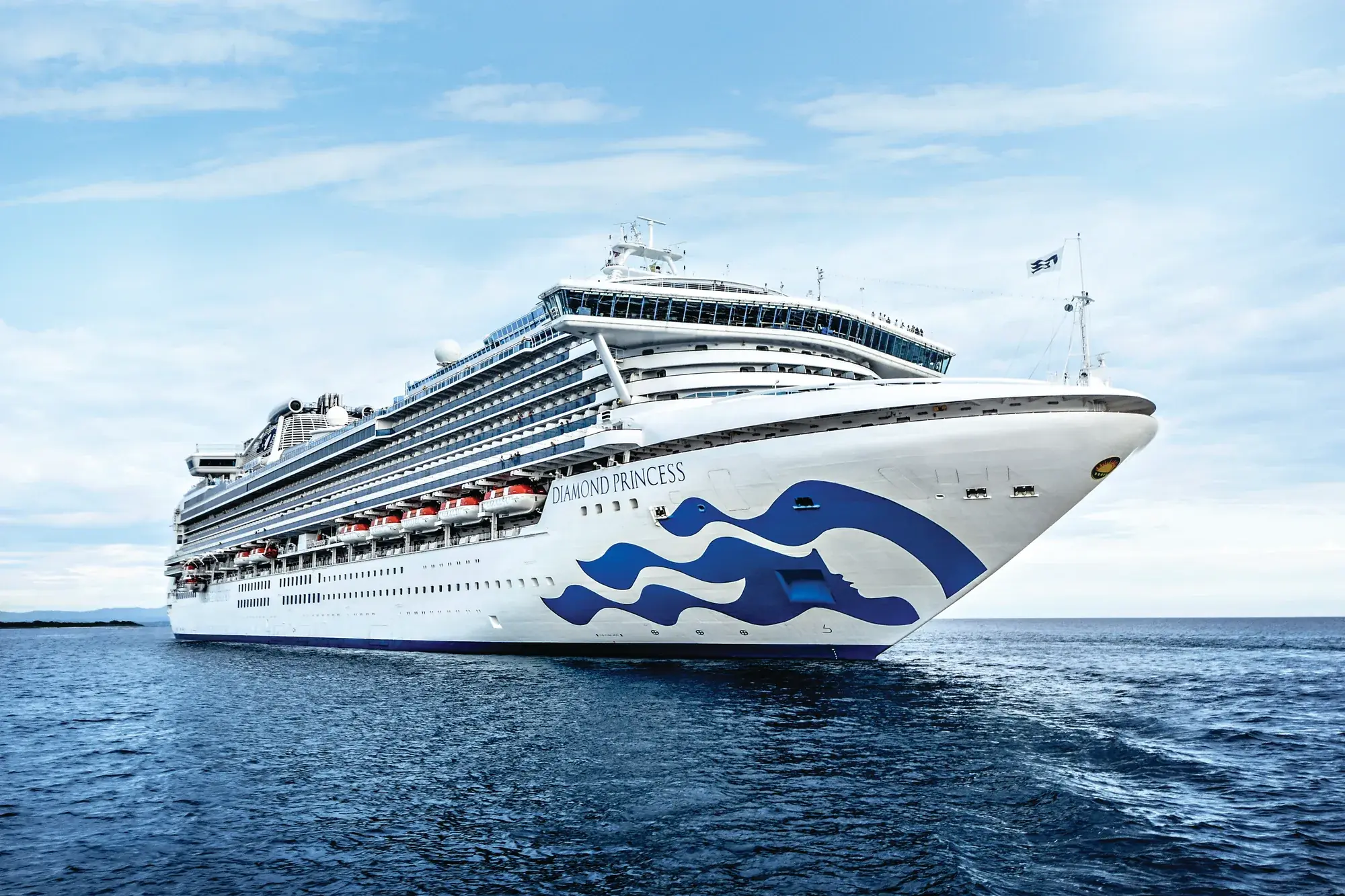 Diamond Princess'in açık denizde önden görünümü; pruvada Princess deniz kızı logosu