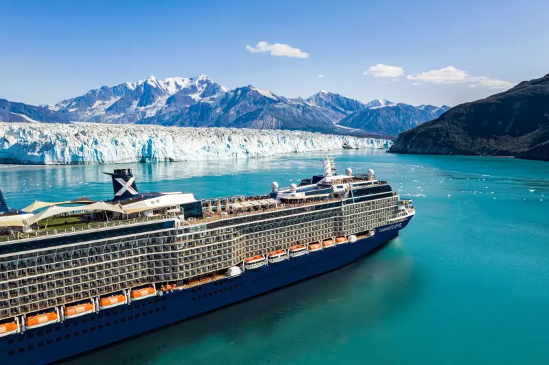Celebrity Eclipse Alaska'da Hubbard Buzulu önünde