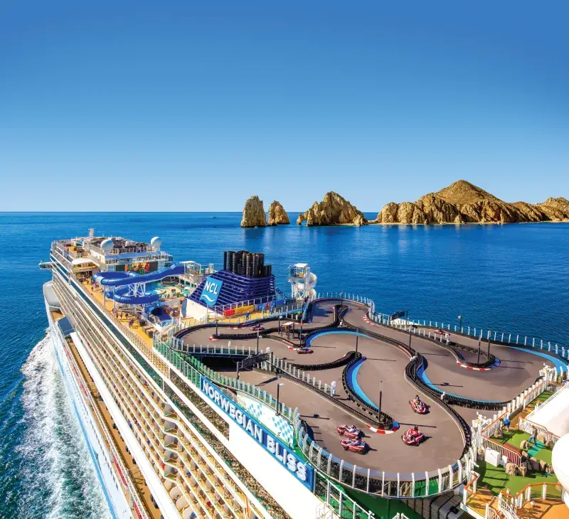 Norwegian Bliss, Cabo San Lucas açıklarında; güvertede yarış pisti ve su kaydırakları
