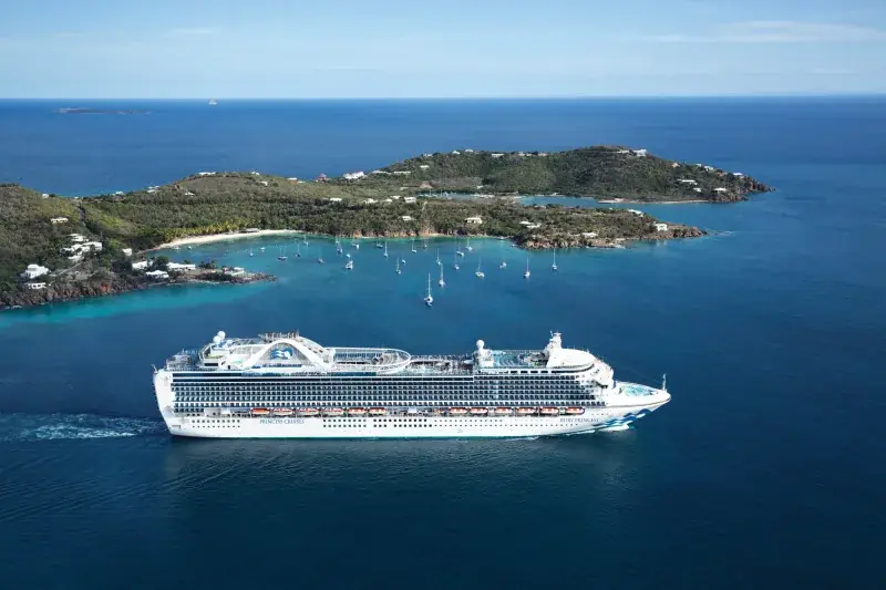 Ruby Princess'in bir ada açıklarında kuşbakışı görünümü