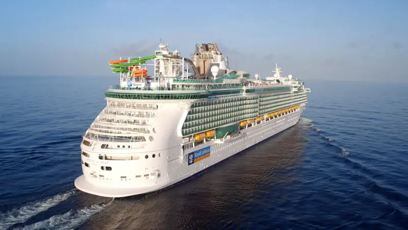 Liberty of the Seas açık denizde, kıçtan görünüm