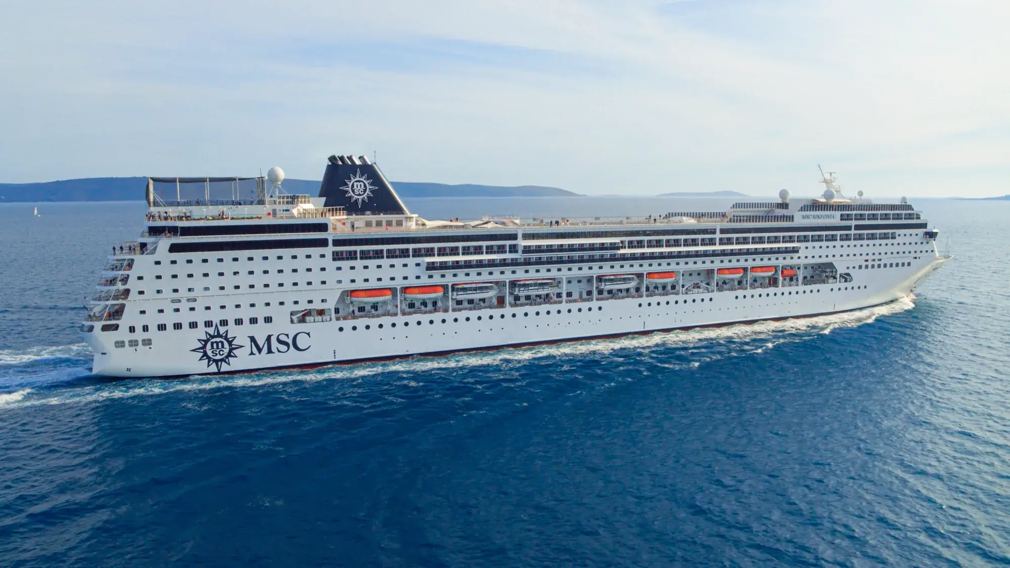 MSC Sinfonia adalar önünde seyir halinde, yandan havadan görünüm