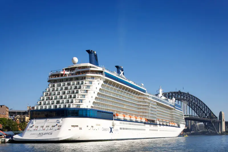 Celebrity Solstice Sidney limanında, Harbour Bridge önünde