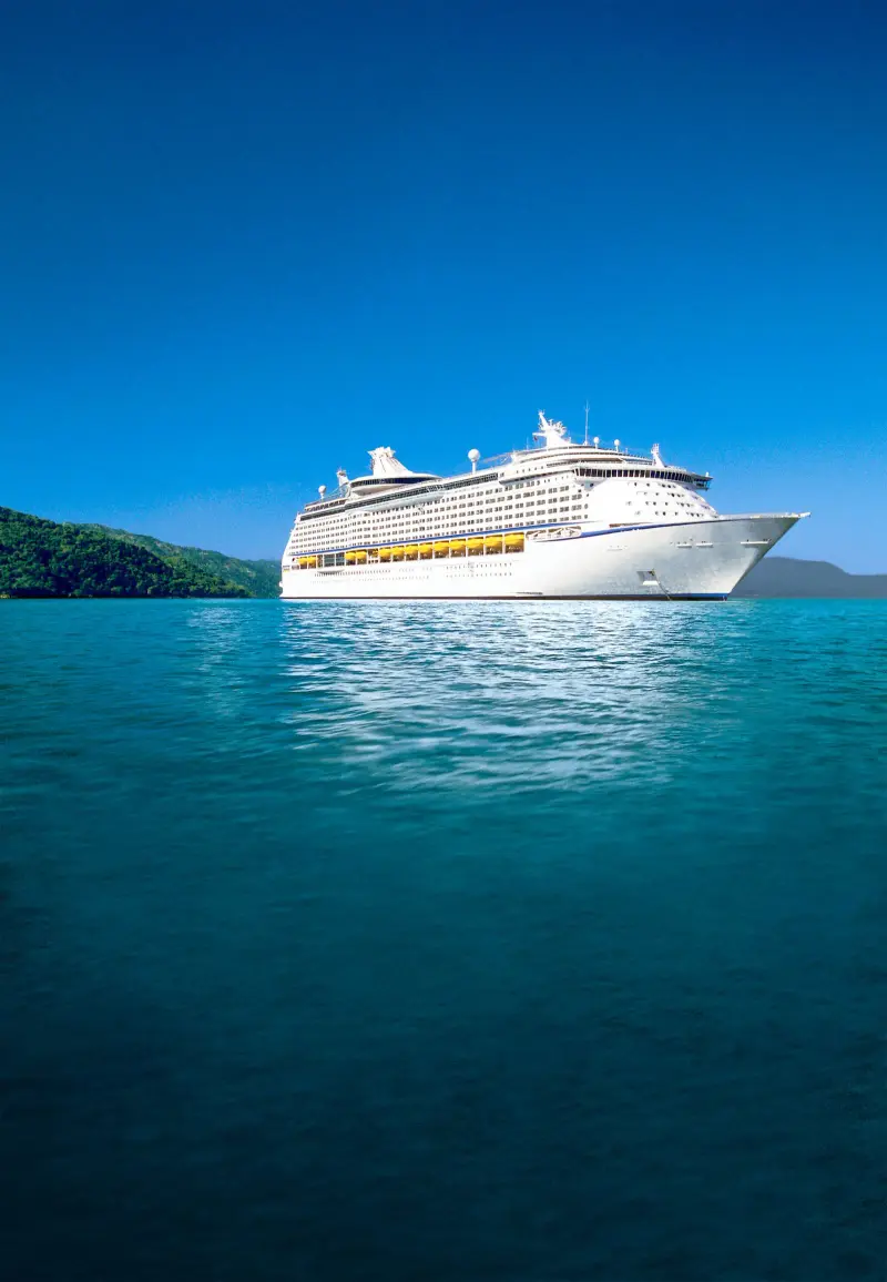 Adventure of the Seas açık denizde, arkada yeşil bir ada