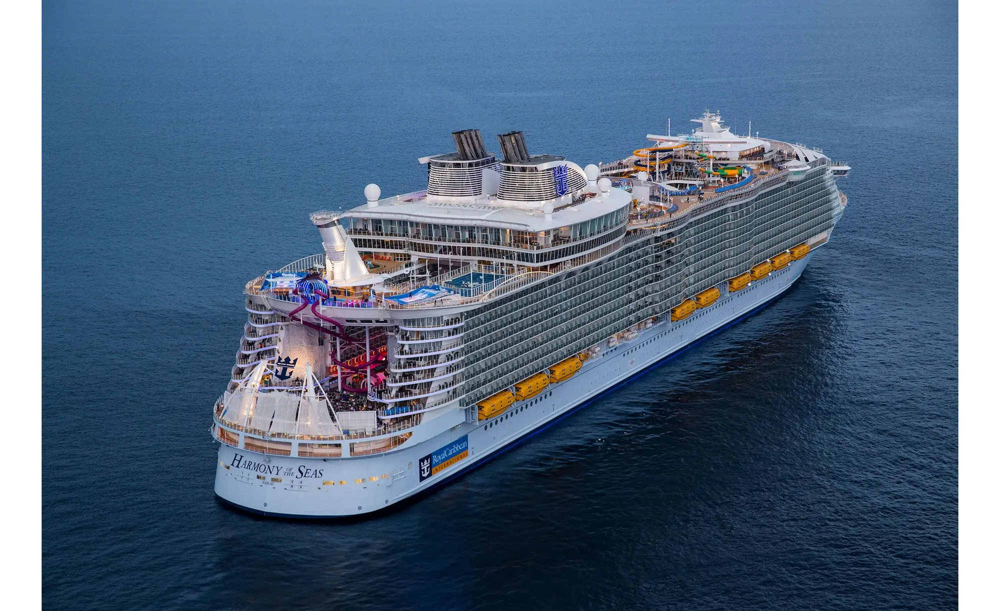 Harmony of the Seas açık denizde, kıçtan havadan görünüm