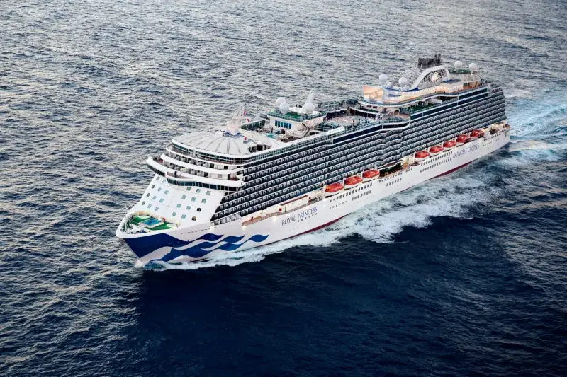 Royal Princess'in açık denizde kuşbakışı görünümü