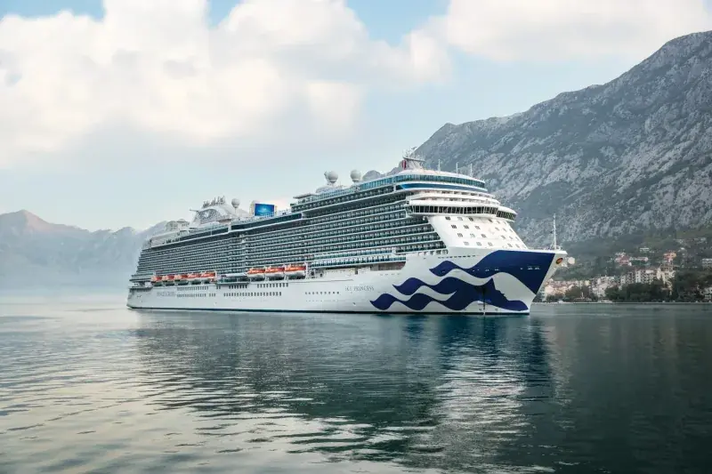 Sky Princess, Kotor Körfezi'nde dağlar önünde demirli