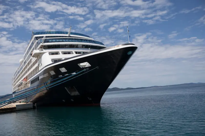 Azamara Quest Zadar'da rıhtımda, pruvadan görünüm