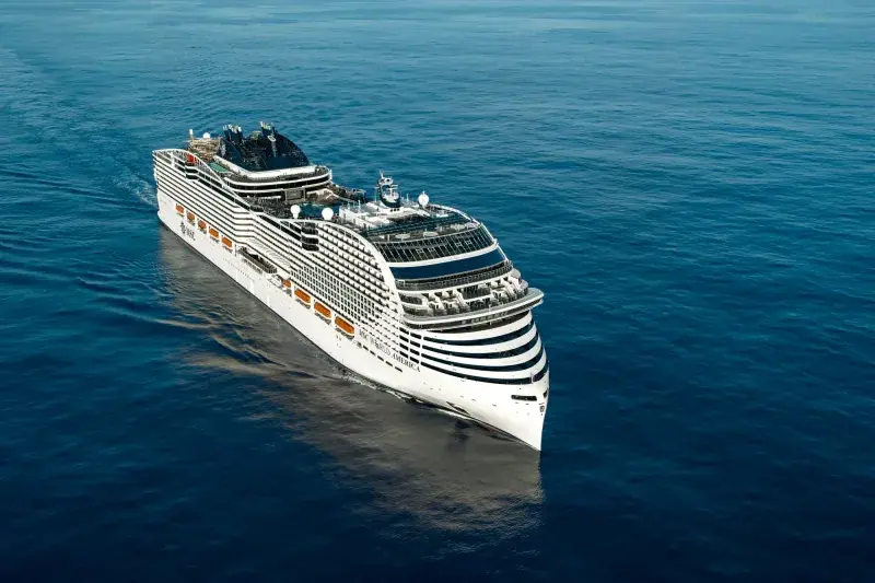 MSC World America sakin denizde seyir halinde, pruvadan yüksekten havadan görünüm