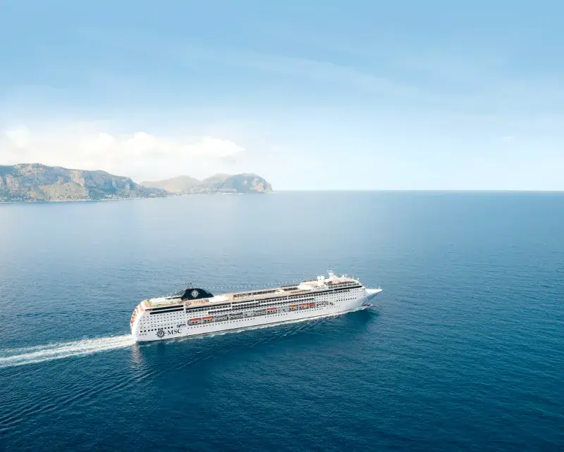 MSC Lirica kıyı açıklarında seyir halinde, havadan görünüm