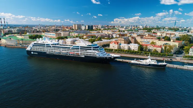 Azamara Journey St. Petersburg limanında