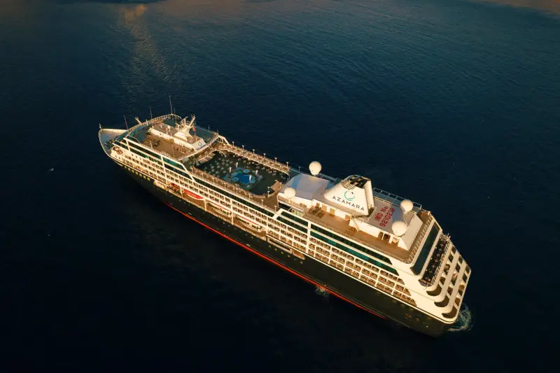 Azamara Quest gün batımında Santorini açıklarında