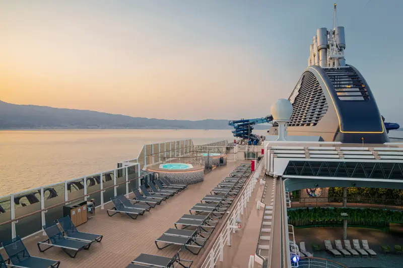 MSC Seashore gün doğumunda kıyı açıklarında, üst güverteler ve havuzlar