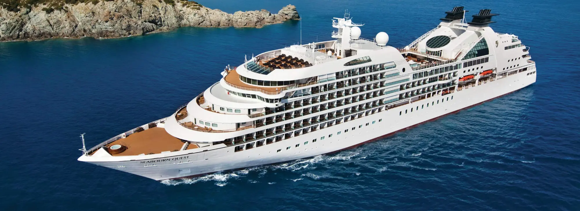 Seabourn Quest kayalık bir kıyının açığında