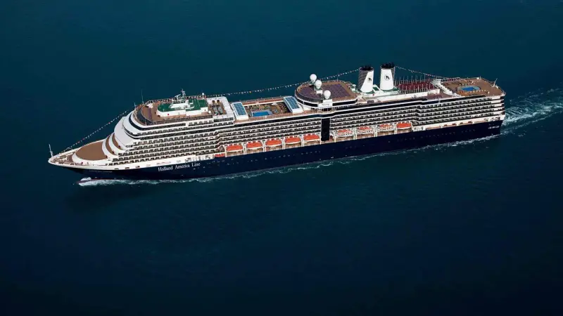 Nieuw Amsterdam seyir hâlinde, havadan görünüm