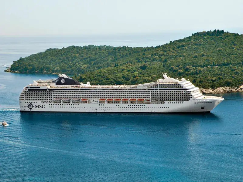 MSC Musica yeşil bir adanın önünde seyir halinde, yandan görünüm